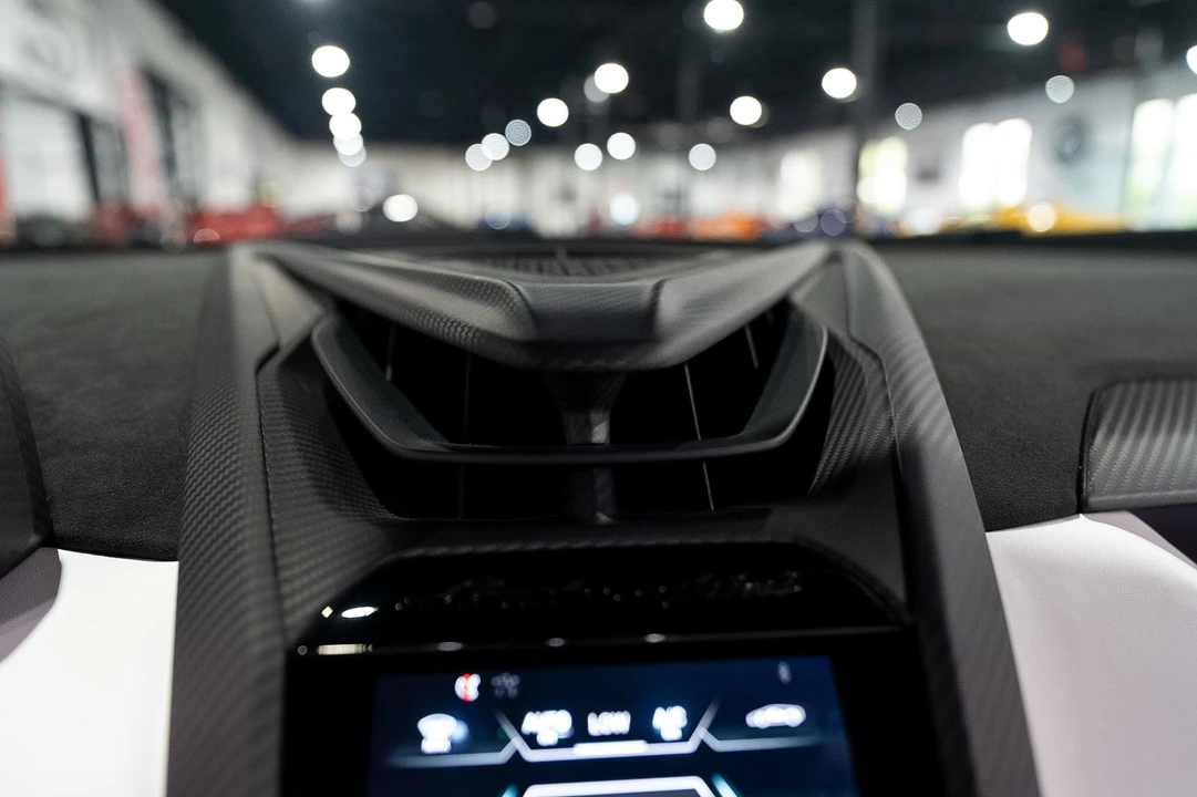 2025 Lamborghini Revuelto - Image 25 of 31