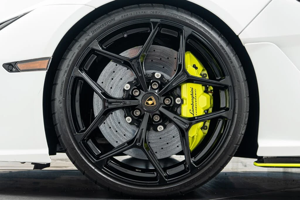 2025 Lamborghini Revuelto - Image 10 of 31
