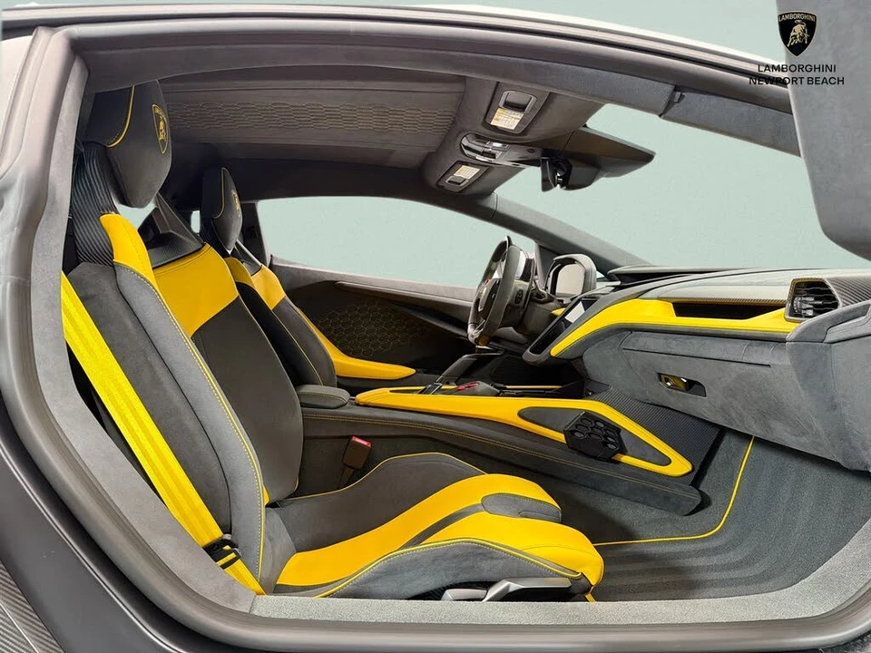 2025 Lamborghini Revuelto - Image 11 of 17