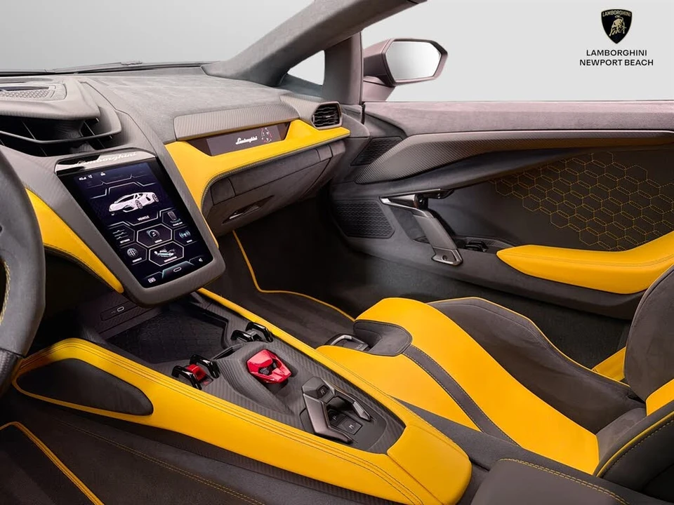 2025 Lamborghini Revuelto - Image 15 of 17