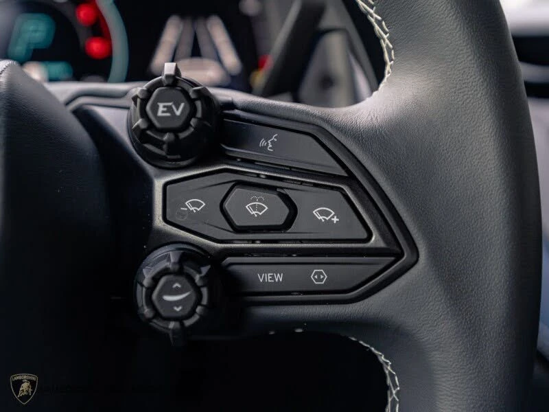 2025 Lamborghini Revuelto - Image 28 of 31