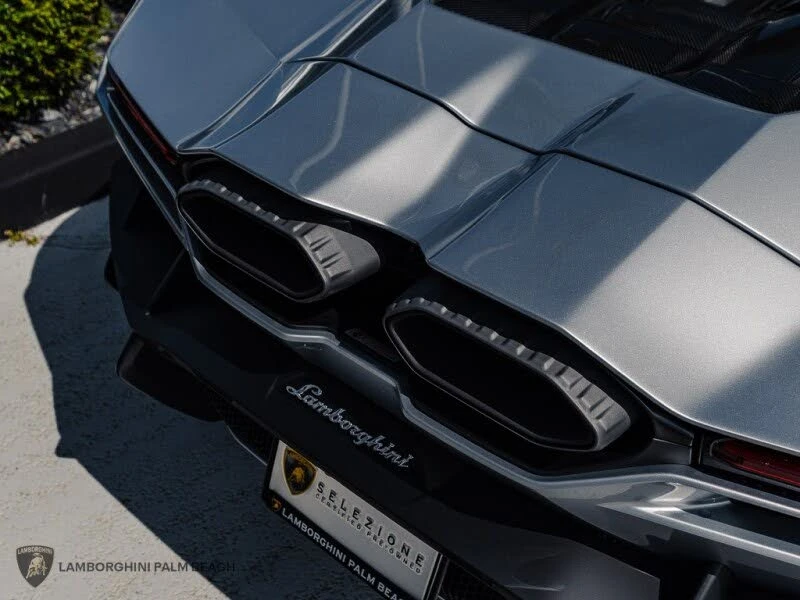 2025 Lamborghini Revuelto - Image 15 of 31