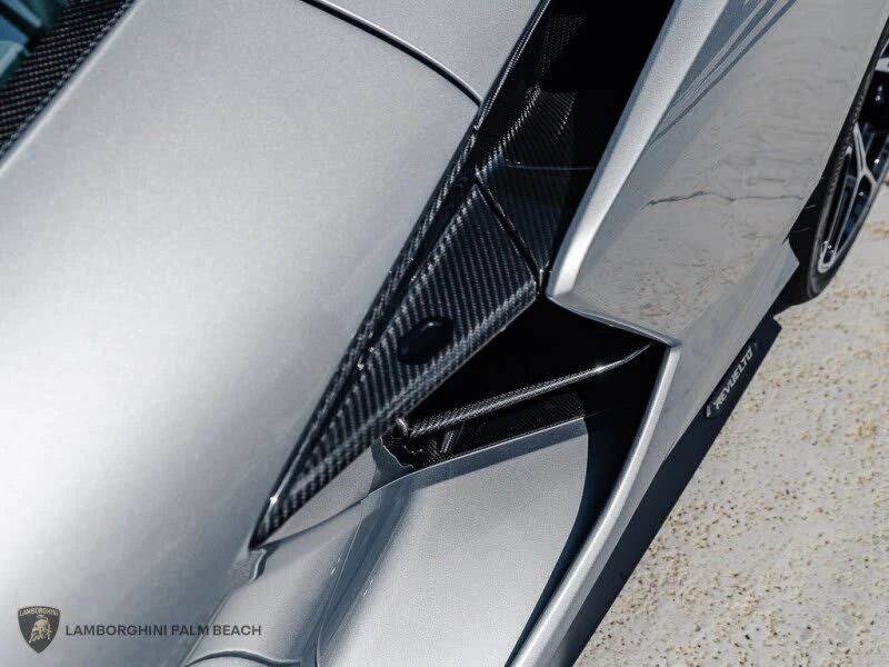 2025 Lamborghini Revuelto - Image 12 of 31