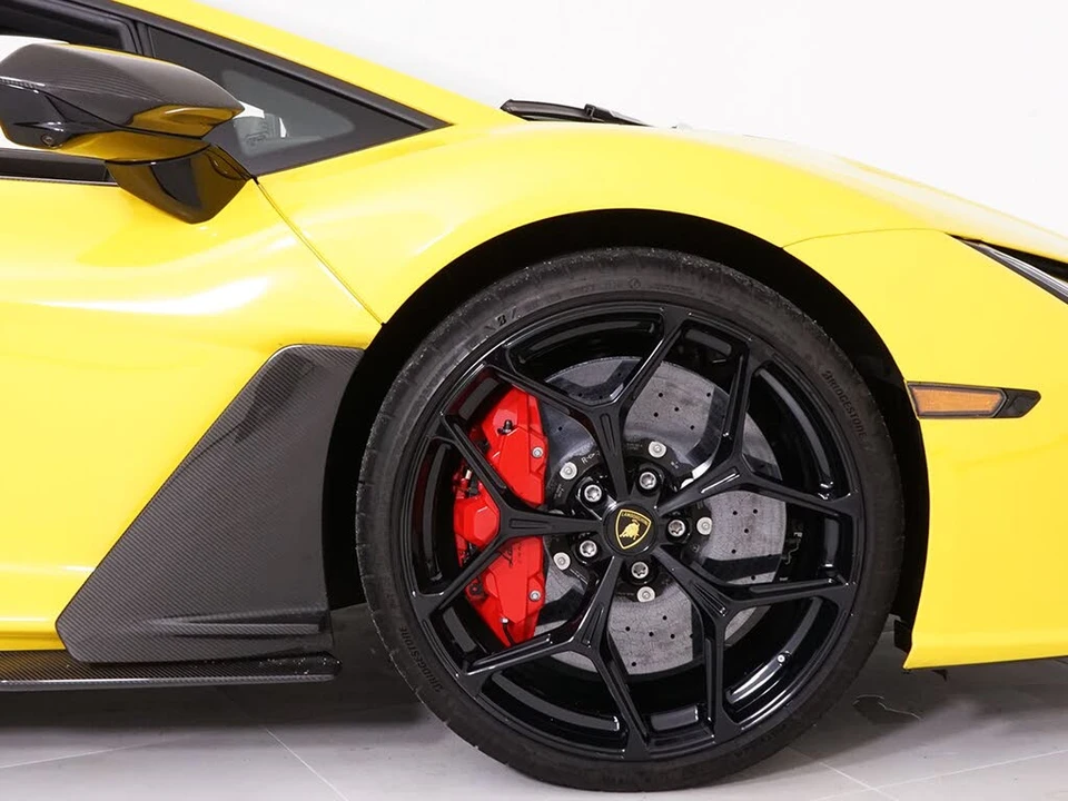 2025 Lamborghini Revuelto - Image 16 of 29
