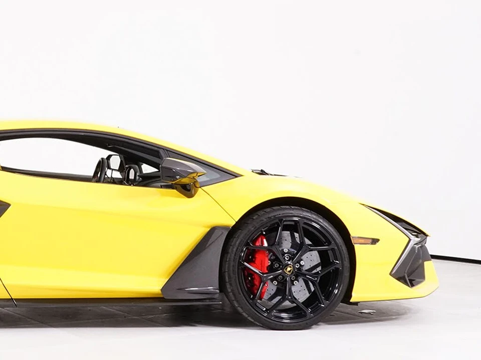 2025 Lamborghini Revuelto - Image 15 of 29