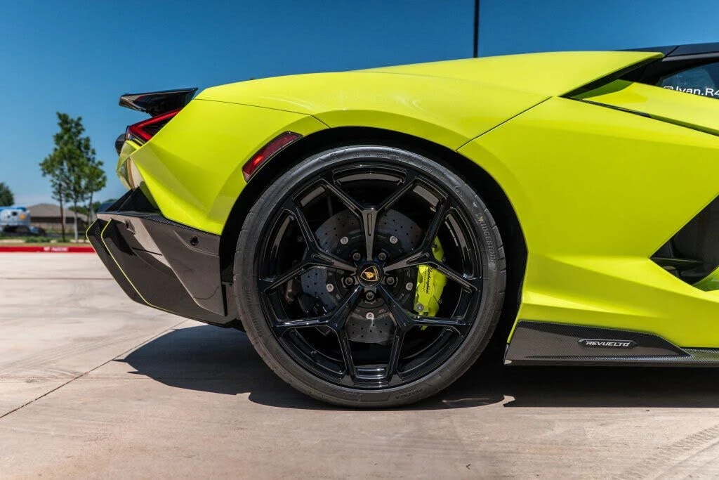 2025 Lamborghini Revuelto - Image 14 of 31