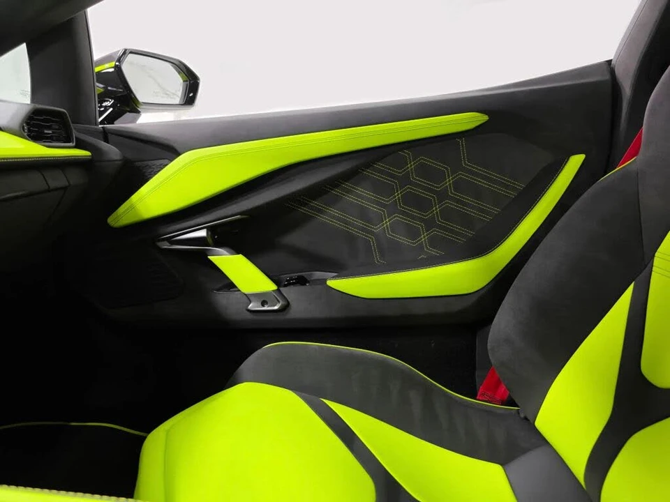 2025 Lamborghini Revuelto - Image 29 of 31