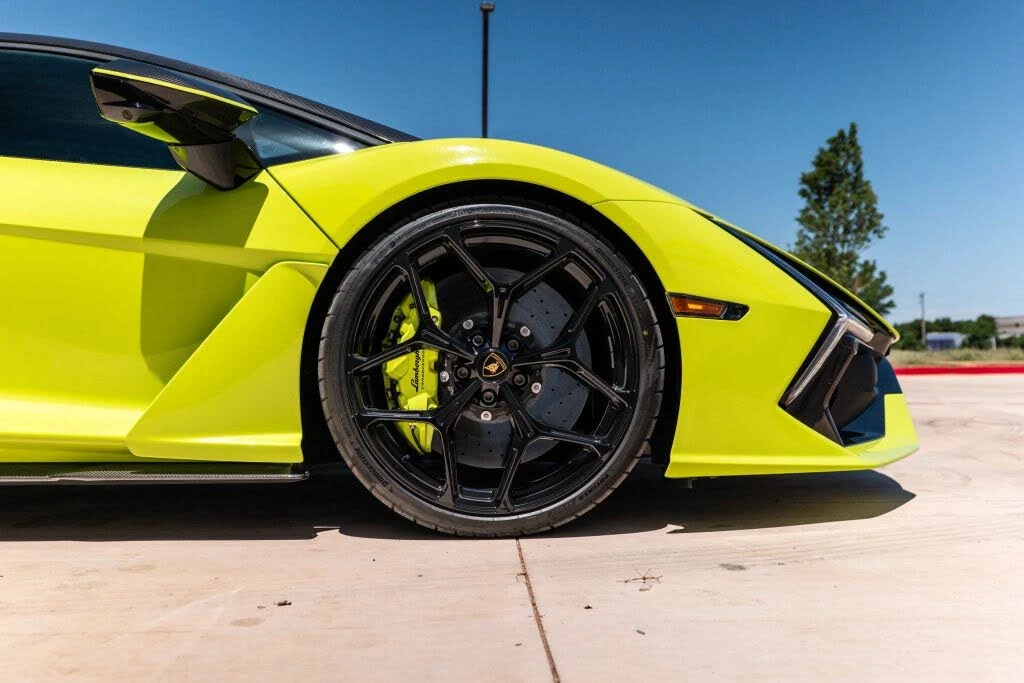 2025 Lamborghini Revuelto - Image 15 of 31