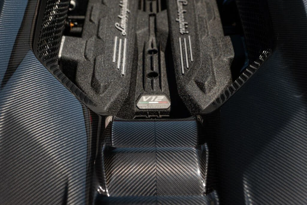 2025 Lamborghini Revuelto - Image 13 of 31