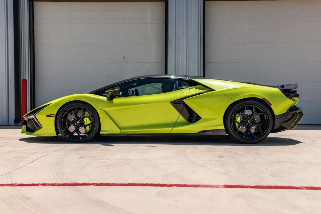 2025 Lamborghini Revuelto - Image 12 of 31