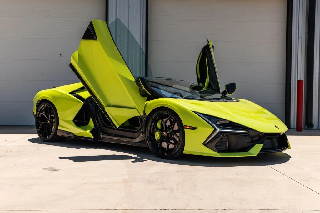 2025 Lamborghini Revuelto - Image 17 of 31