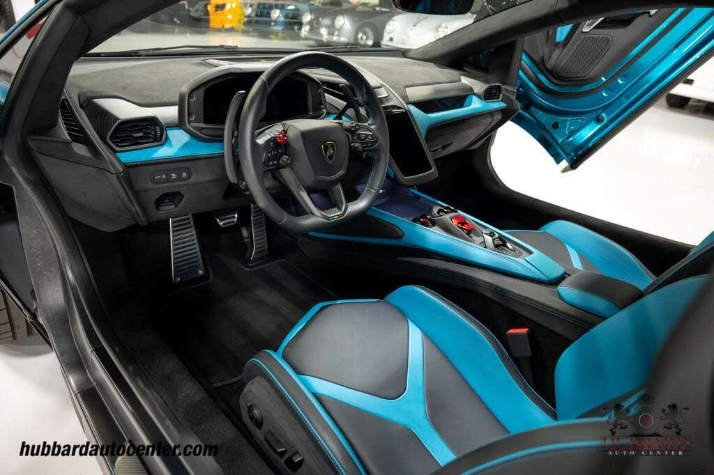 2025 Lamborghini Revuelto - Image 17 of 31