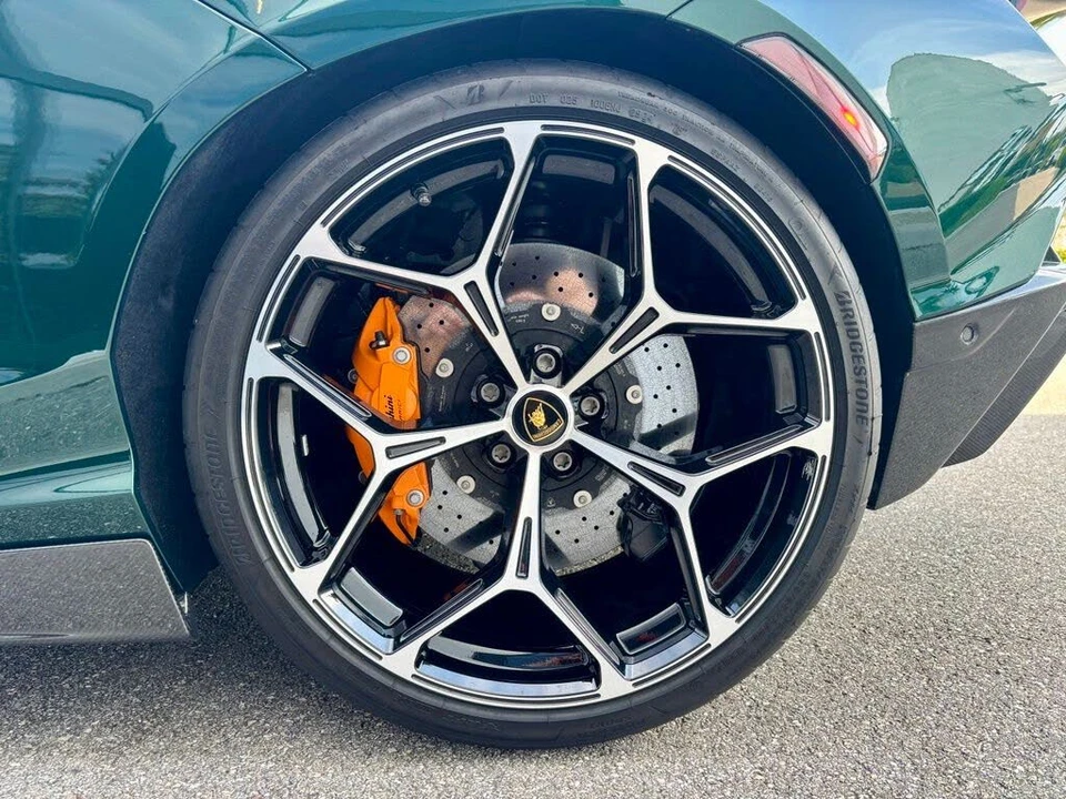 2025 Lamborghini Revuelto - Image 18 of 30