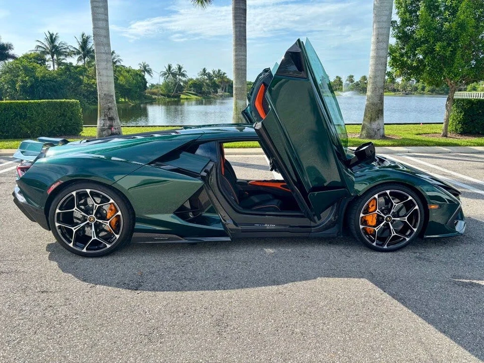 2025 Lamborghini Revuelto - Image 7 of 30
