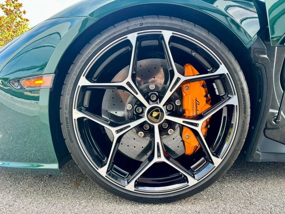 2025 Lamborghini Revuelto - Image 17 of 30