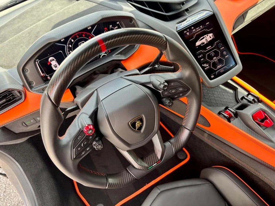2025 Lamborghini Revuelto - Image 16 of 30