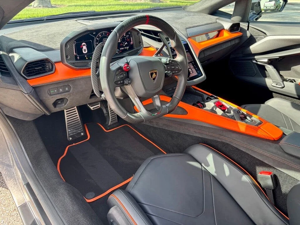 2025 Lamborghini Revuelto - Image 20 of 30