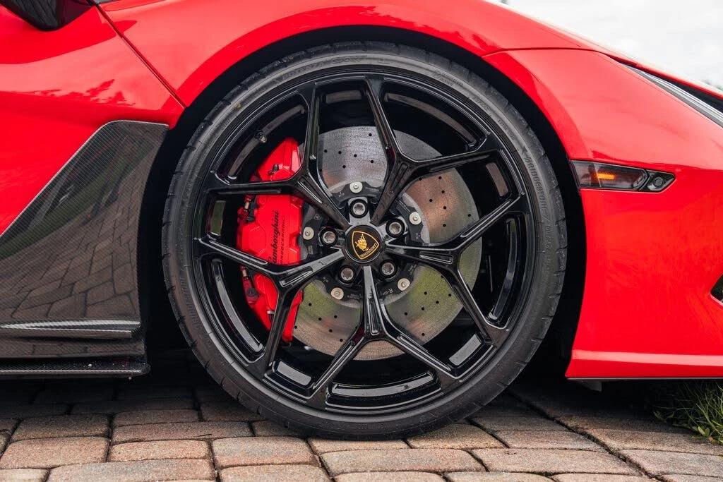 2025 Lamborghini Revuelto - Image 15 of 31