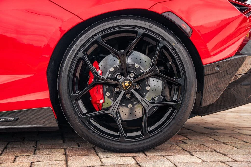 2025 Lamborghini Revuelto - Image 17 of 31