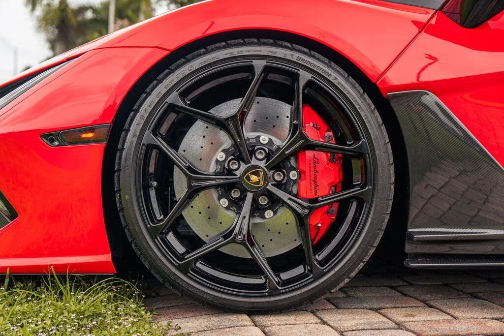 2025 Lamborghini Revuelto - Image 16 of 31