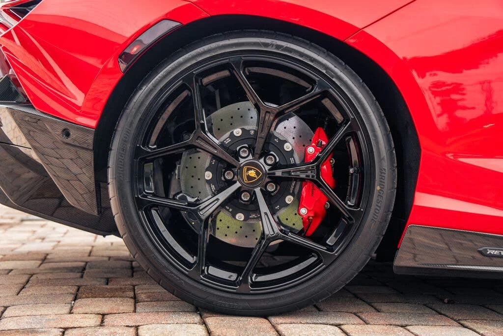 2025 Lamborghini Revuelto - Image 14 of 31