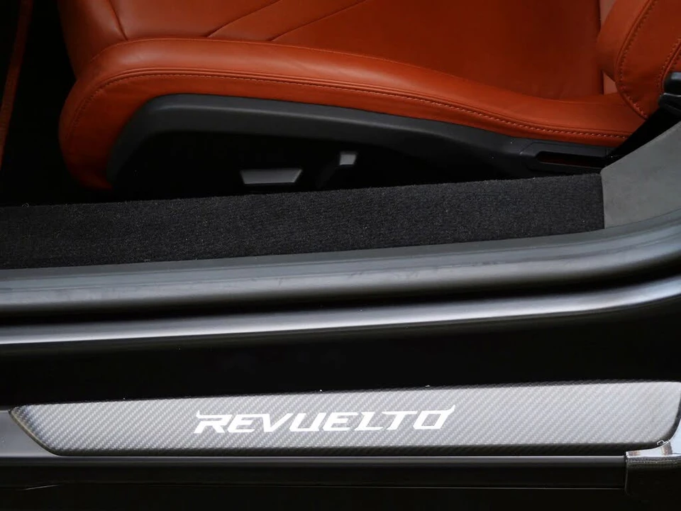 2025 Lamborghini Revuelto - Image 14 of 31