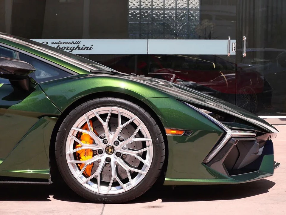 2025 Lamborghini Revuelto - Image 9 of 31