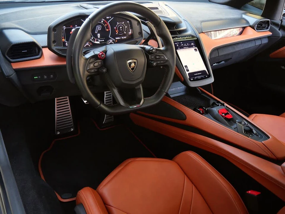 2025 Lamborghini Revuelto - Image 10 of 31