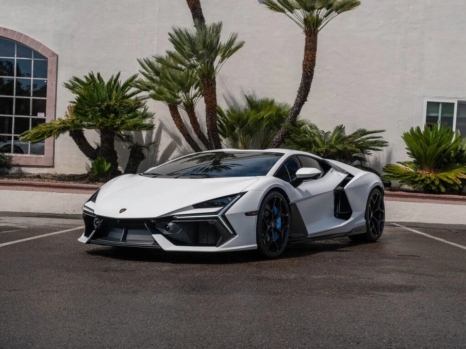 2025 Lamborghini Revuelto - Image 25 of 31