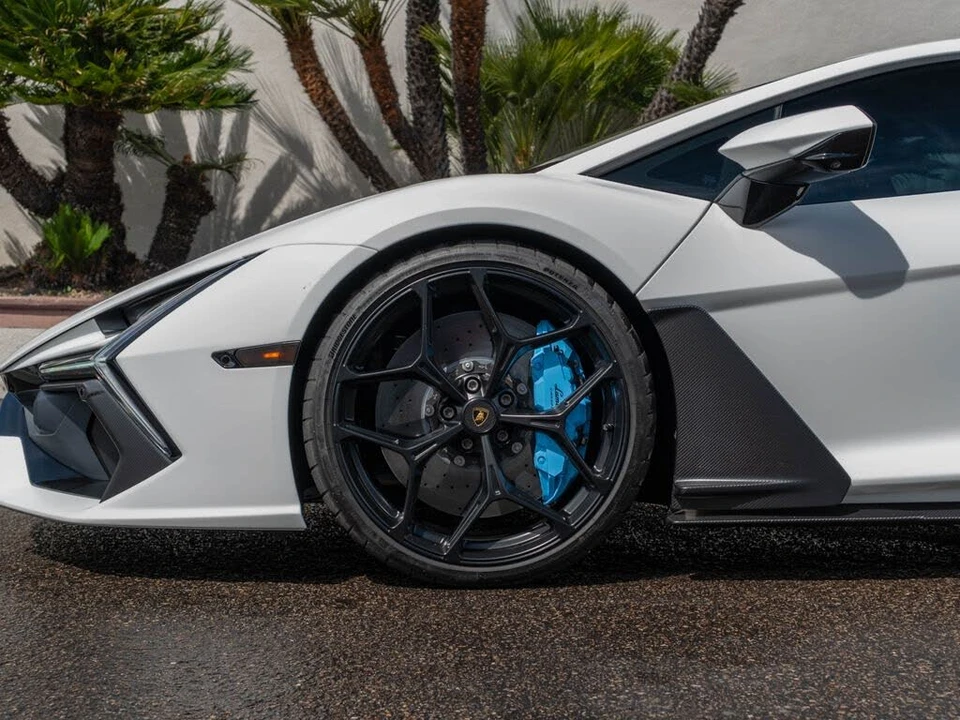 2025 Lamborghini Revuelto - Image 9 of 31