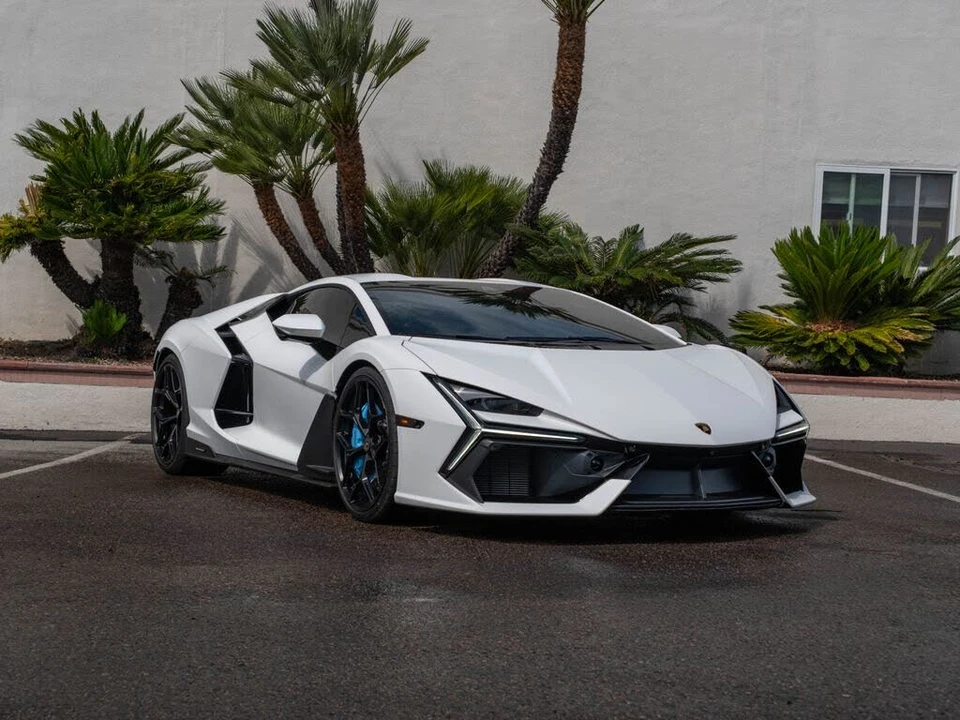 2025 Lamborghini Revuelto - Image 28 of 31
