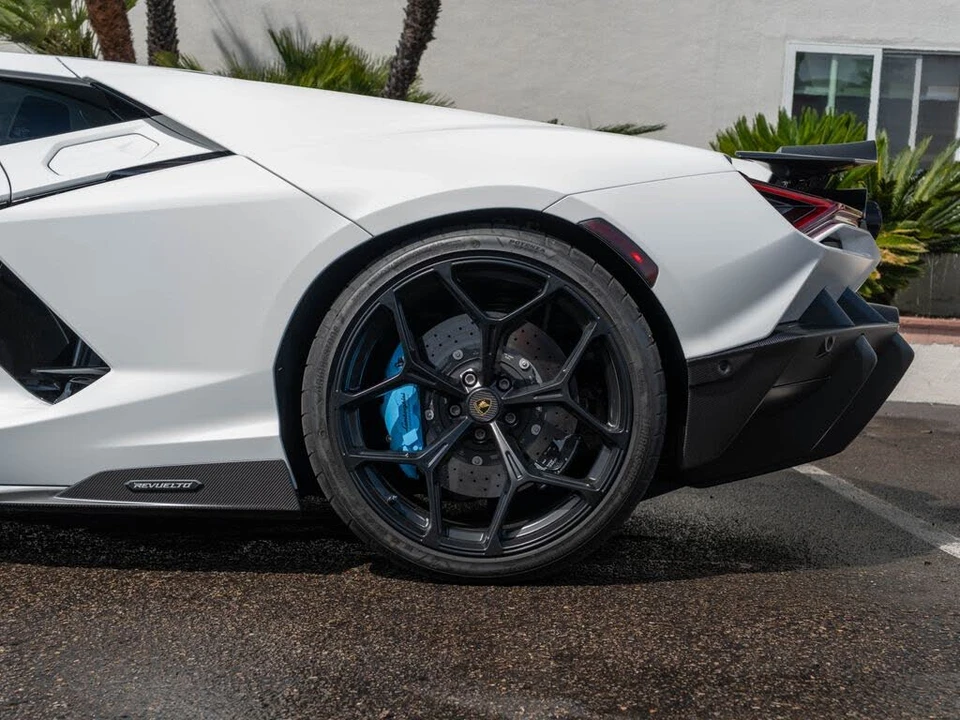 2025 Lamborghini Revuelto - Image 24 of 31