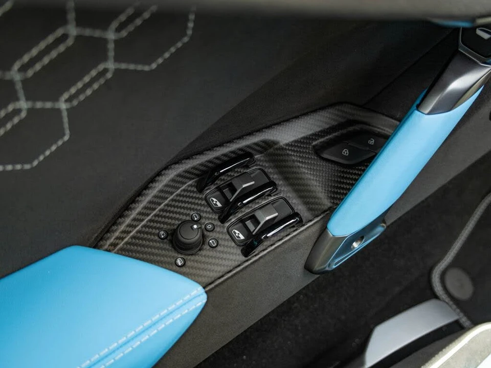2025 Lamborghini Revuelto - Image 16 of 31
