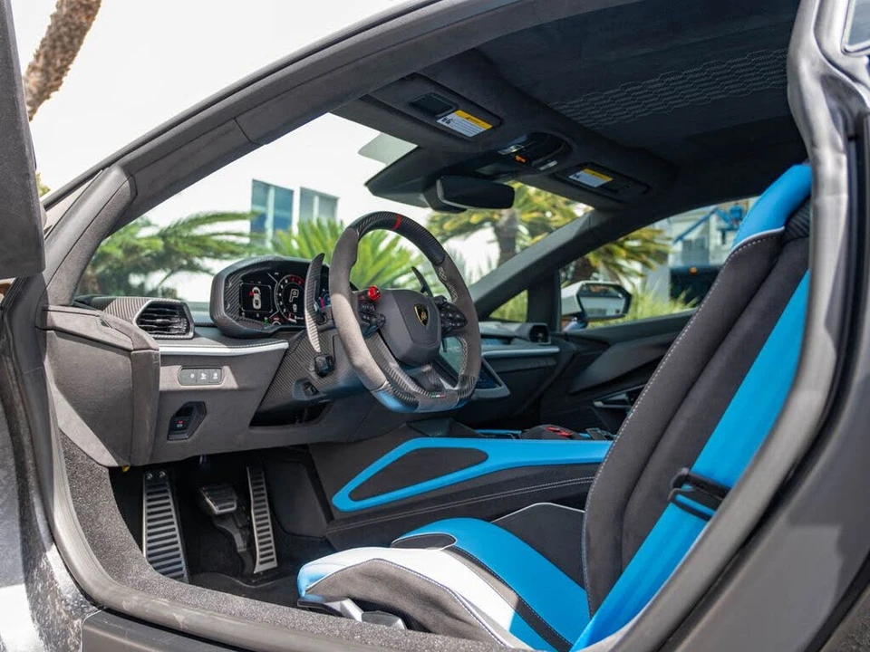 2025 Lamborghini Revuelto - Image 7 of 31
