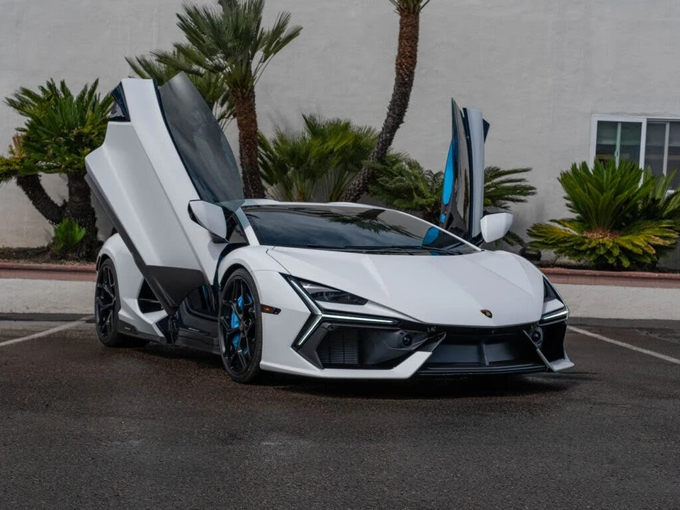 2025 Lamborghini Revuelto - Image 29 of 31