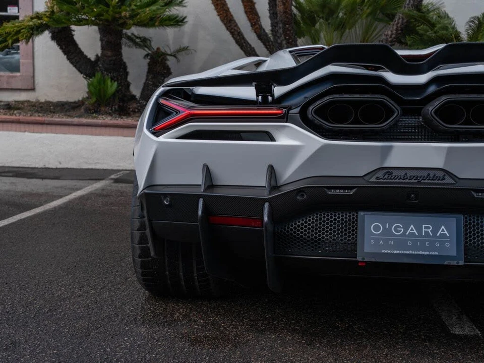 2025 Lamborghini Revuelto - Image 31 of 31
