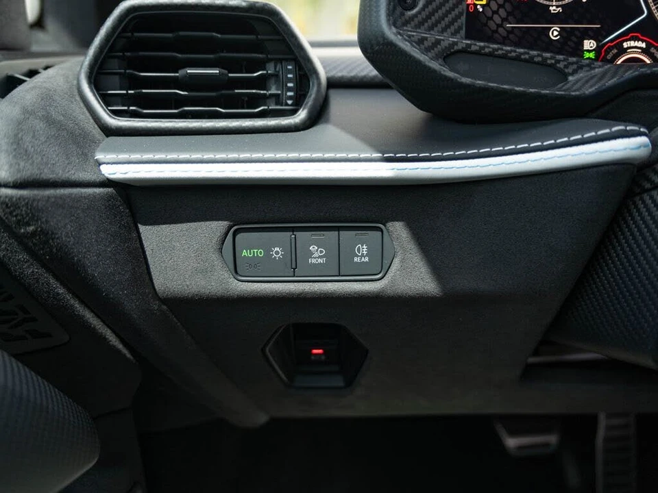 2025 Lamborghini Revuelto - Image 15 of 31