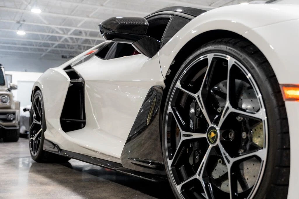 2025 Lamborghini Revuelto - Image 9 of 31