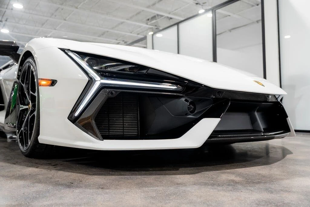 2025 Lamborghini Revuelto - Image 14 of 31
