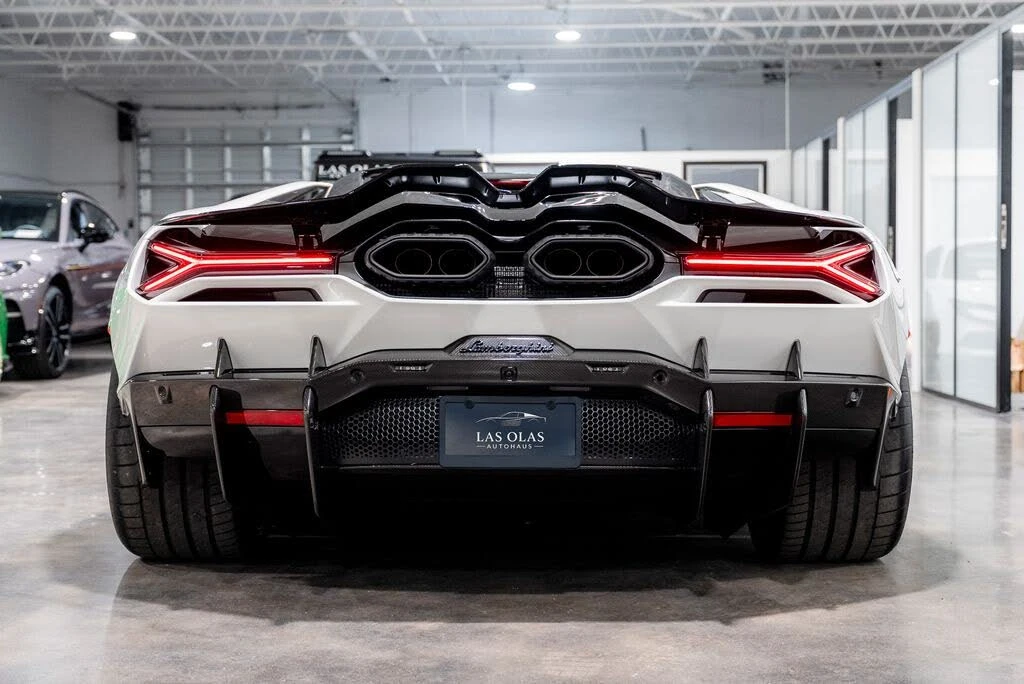 2025 Lamborghini Revuelto - Image 31 of 31