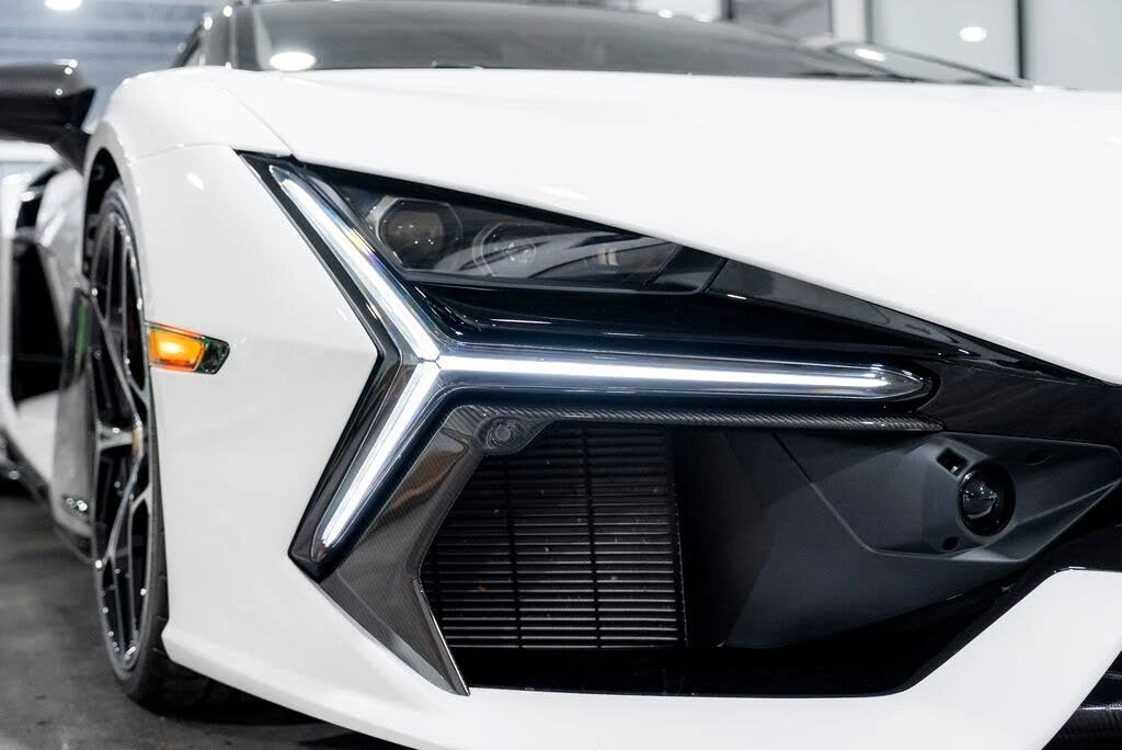 2025 Lamborghini Revuelto - Image 15 of 31