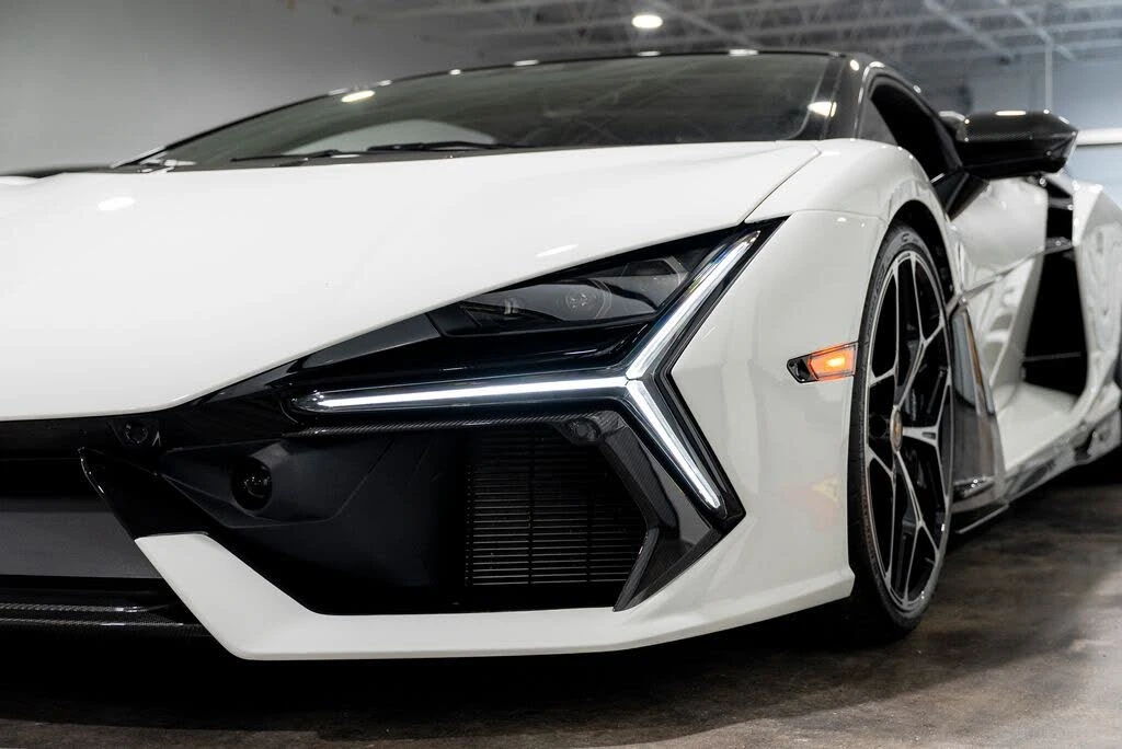 2025 Lamborghini Revuelto - Image 19 of 31