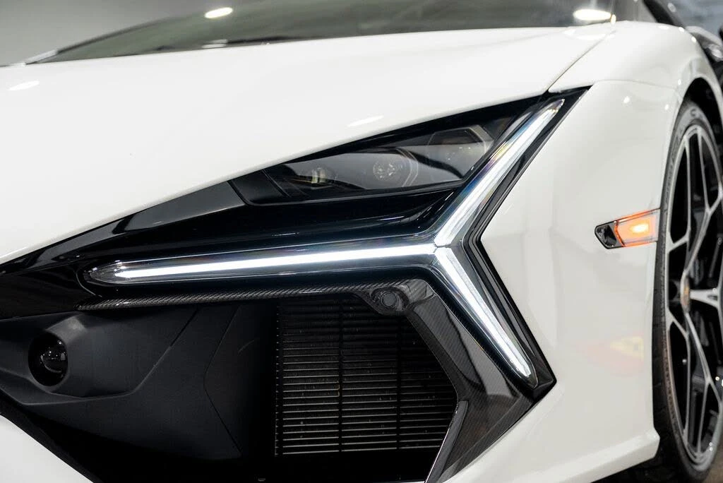 2025 Lamborghini Revuelto - Image 18 of 31