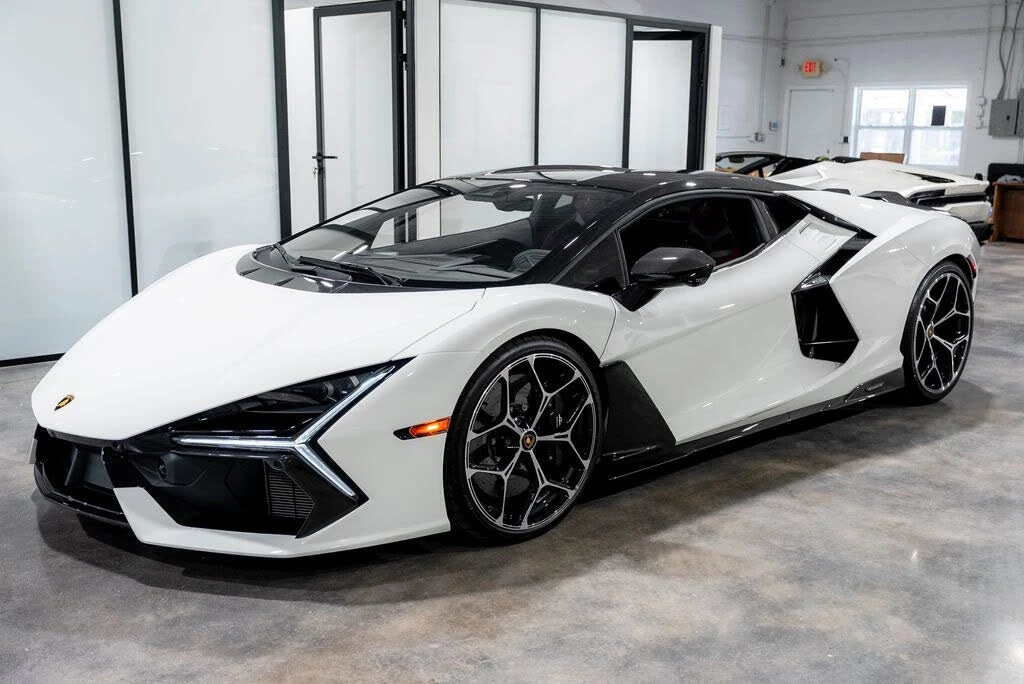 2025 Lamborghini Revuelto - Image 22 of 31