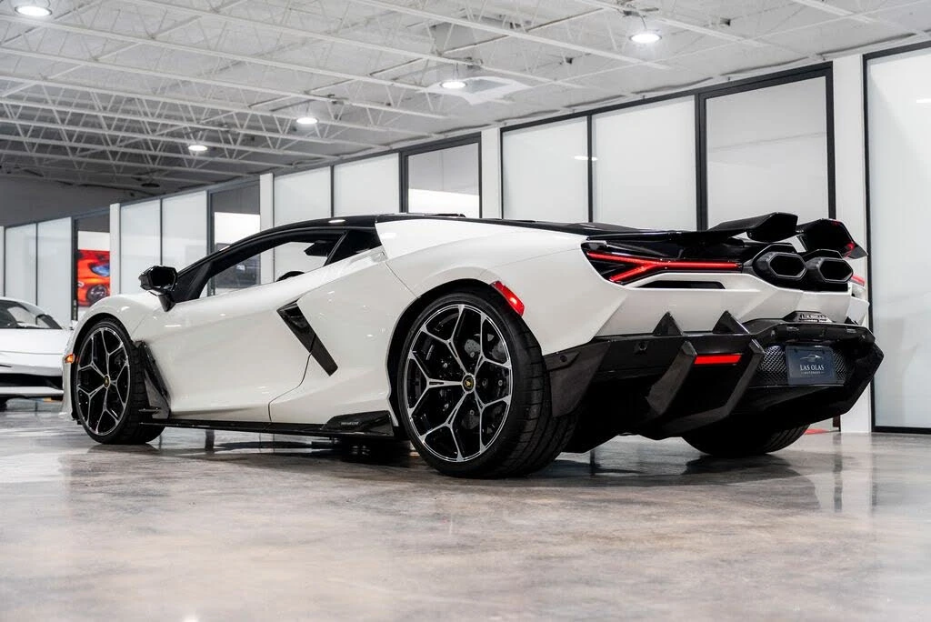 2025 Lamborghini Revuelto - Image 25 of 31