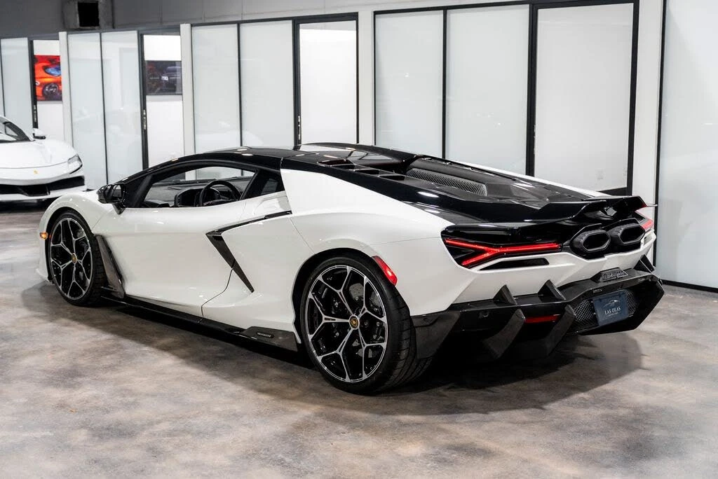 2025 Lamborghini Revuelto - Image 24 of 31