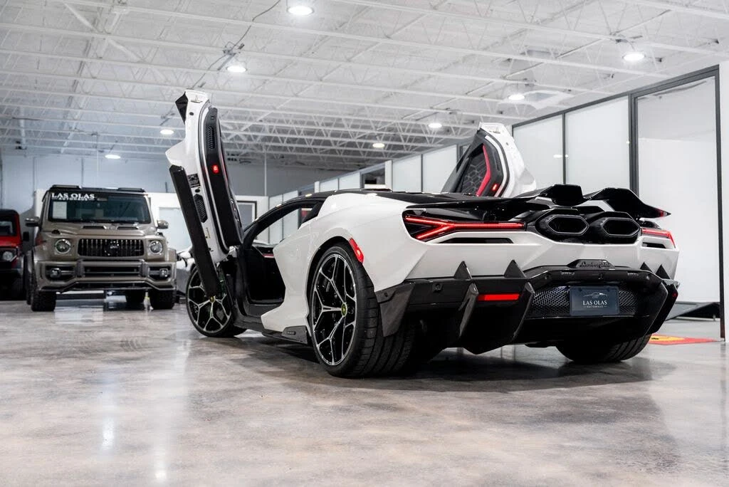2025 Lamborghini Revuelto - Image 28 of 31