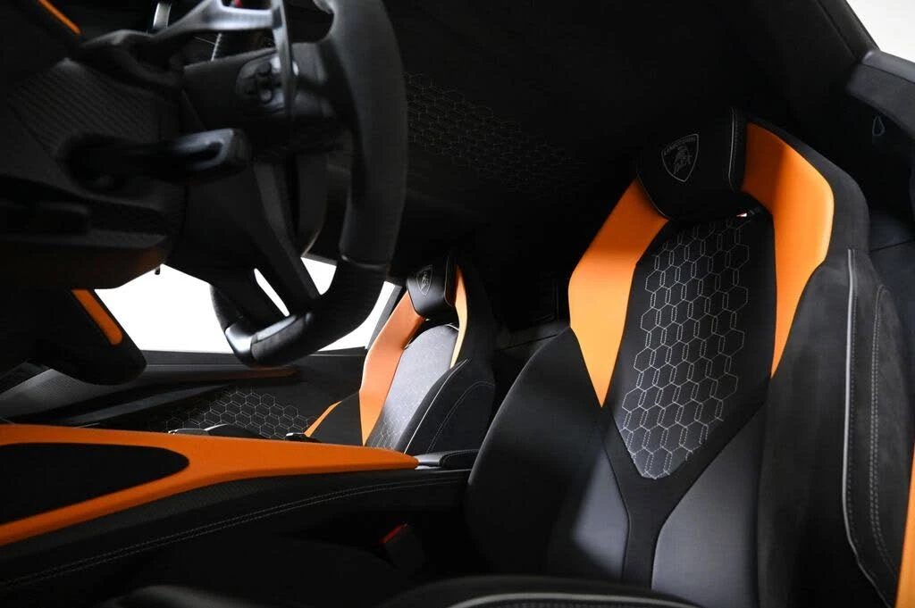 2025 Lamborghini Revuelto - Image 16 of 31