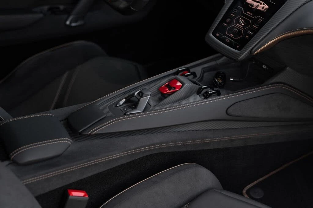 2025 Lamborghini Revuelto - Image 26 of 31