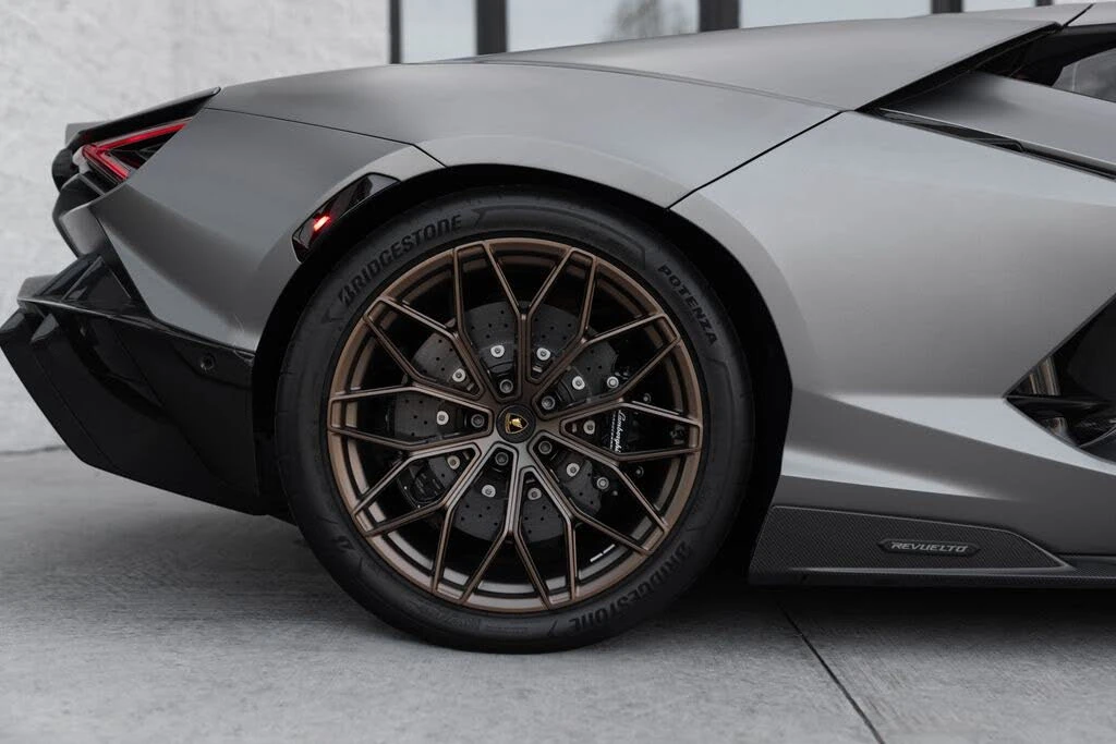 2025 Lamborghini Revuelto - Image 12 of 31